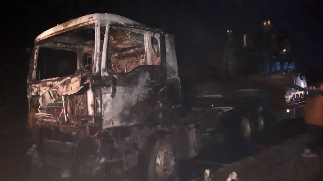 Φλέγονται ζωντανοί Τούρκοι στρατιώτες – Σκληρές εικόνες – Βομβαρδισμοί τουρκικής φάλαγγας από Συρία-Ιράν-Ρωσία